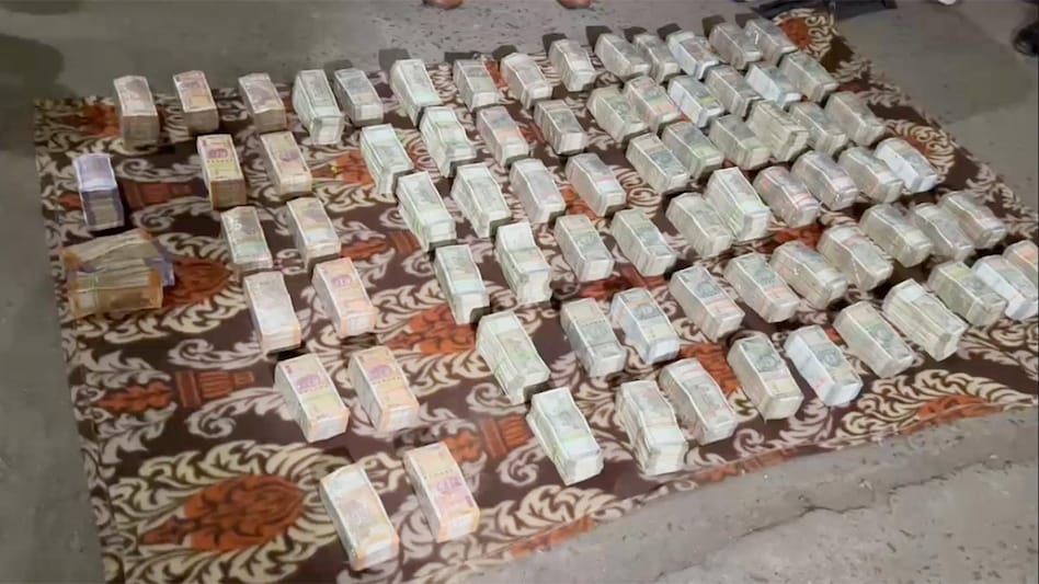 रायपुर से मुंबई जा रही इनोवा में 4.5 करोड़ रुपये जब्त, हवाला कनेक्शन की आशंका…