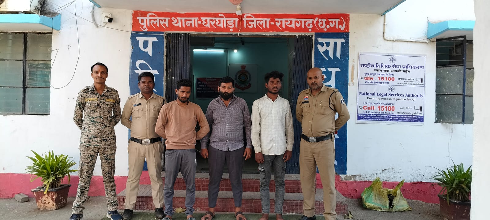 घरघोड़ा पुलिस की त्वरित कार्रवाई : चोरी हुआ ट्रैक्टर जंगल से बरामद, चार आरोपी गिरफ्तार…
