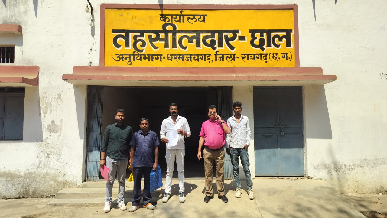 चंद्रशेखरपुर के नव-निर्वाचित सरपंच और उपसरपंच ने सड़क मरम्मत के लिए खोला मोर्चा, 72 घंटे का अल्टीमेटम जारी…