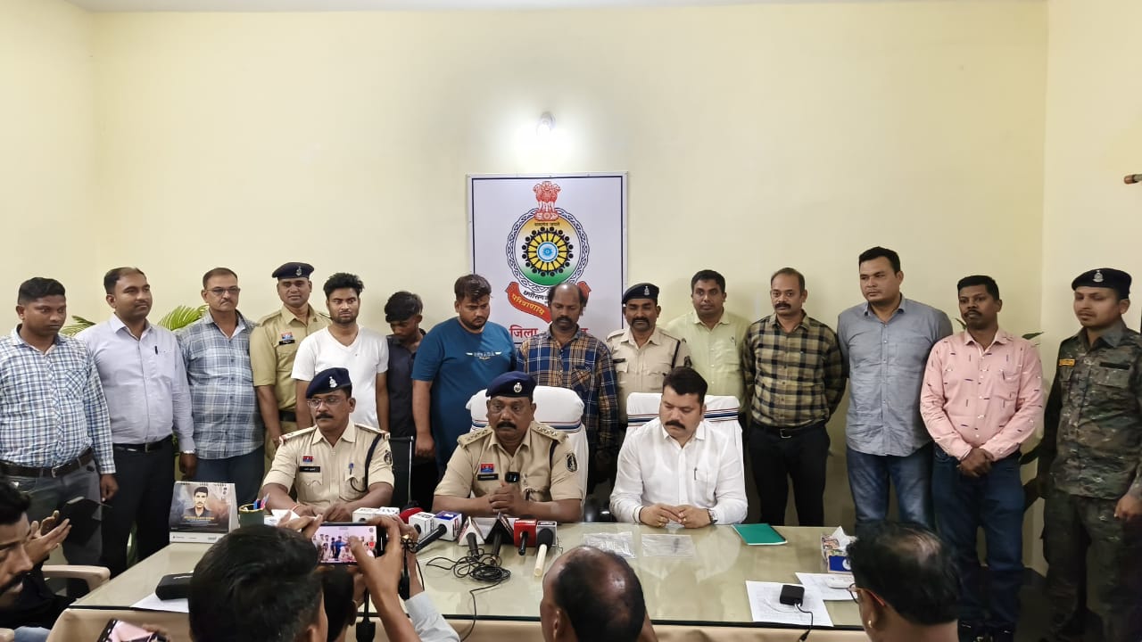 बालोद : तहसीलदार से लूट करने वाले चार शातिर बदमाश गिरफ्तार : पुलिस की तगड़ी घेराबंदी, चाकू और लूट की रकम बरामद…