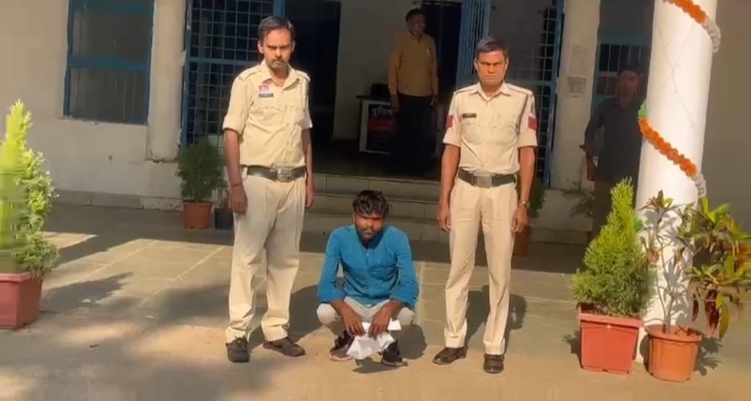 पत्नी पर खौलती दाल फेंकने वाला दरिंदा पति गिरफ्तार…