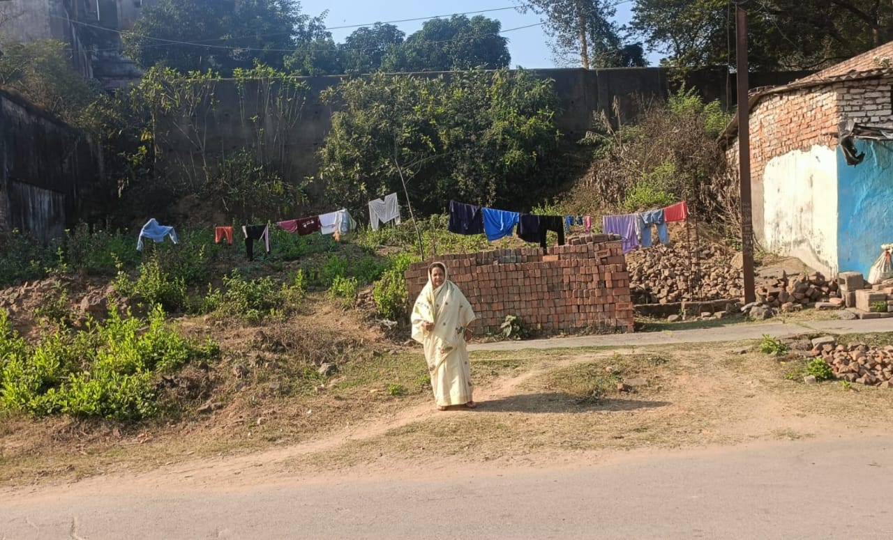 रायगढ़ में भूमाफिया की गुंडागर्दी ! राजपरिवार की विधवा महिला की जमीन पर जबरन कब्जे की साजिश, प्रशासन मौन!…