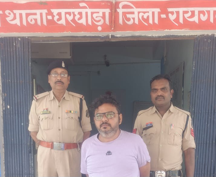 घरघोड़ा पुलिस ने अमानत में खयानत के आरोपी ठेकेदार  शकील अहमद को किया गिरफ्तार…