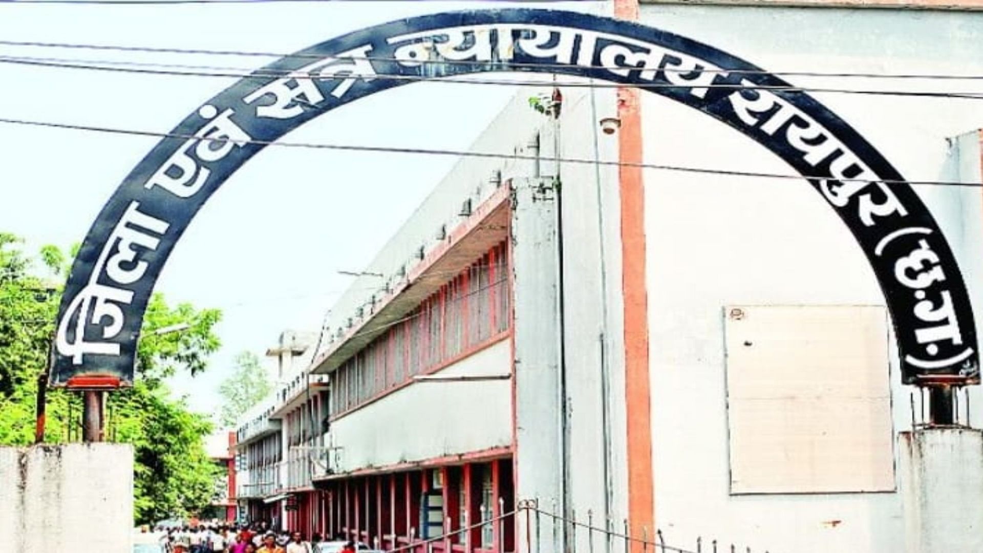 रायपुर कोर्ट से NDPS एक्ट का कैदी फरार, दो पुलिसकर्मी निलंबित…