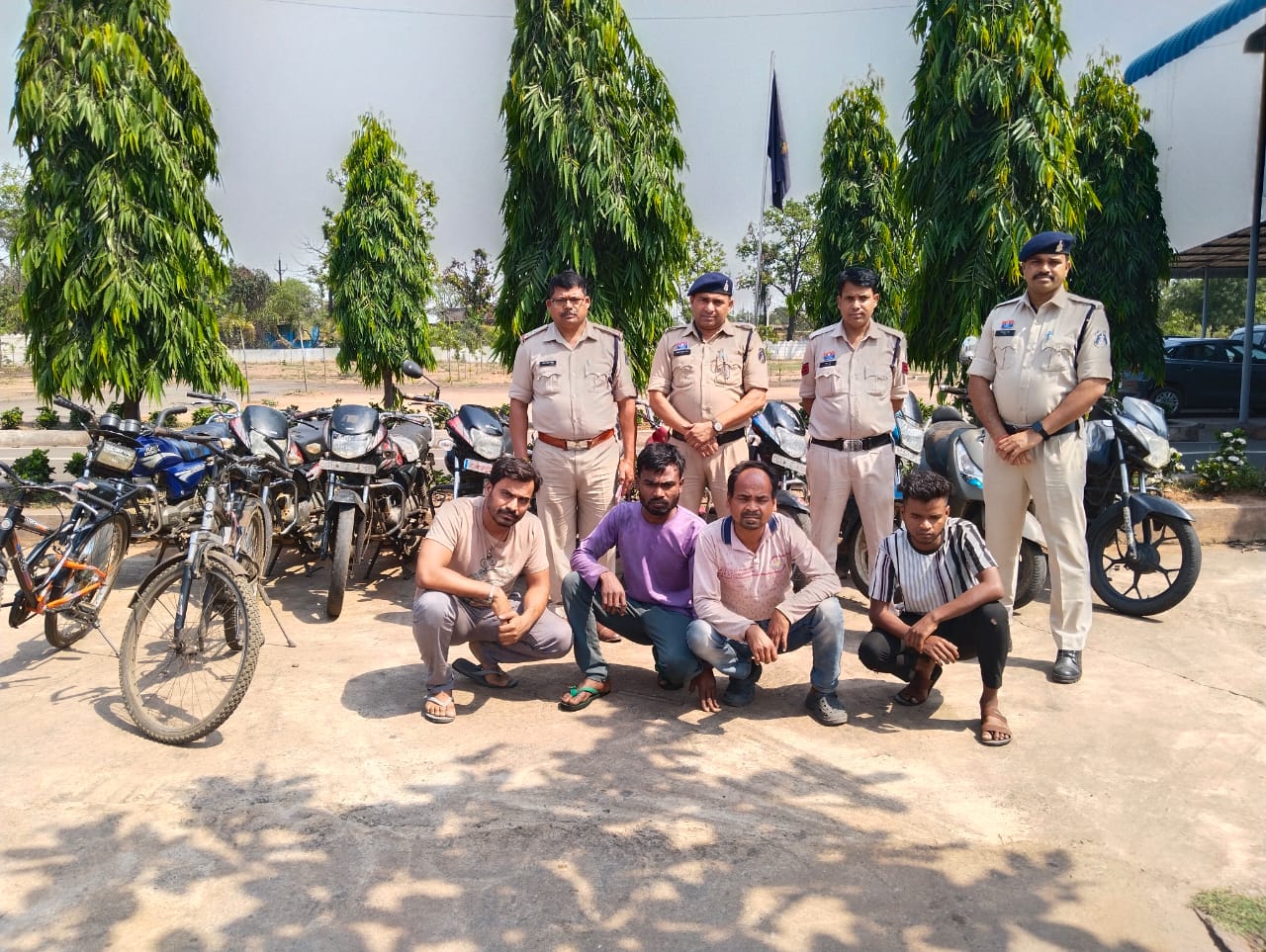 “रायगढ़ पुलिस का साइबर प्रहार : बाइक चोर गिरोह का पर्दाफाश, नाबालिग मास्टरमाइंड समेत 5 गिरफ्तार, ₹3.33 लाख की संपत्ति बरामद”…