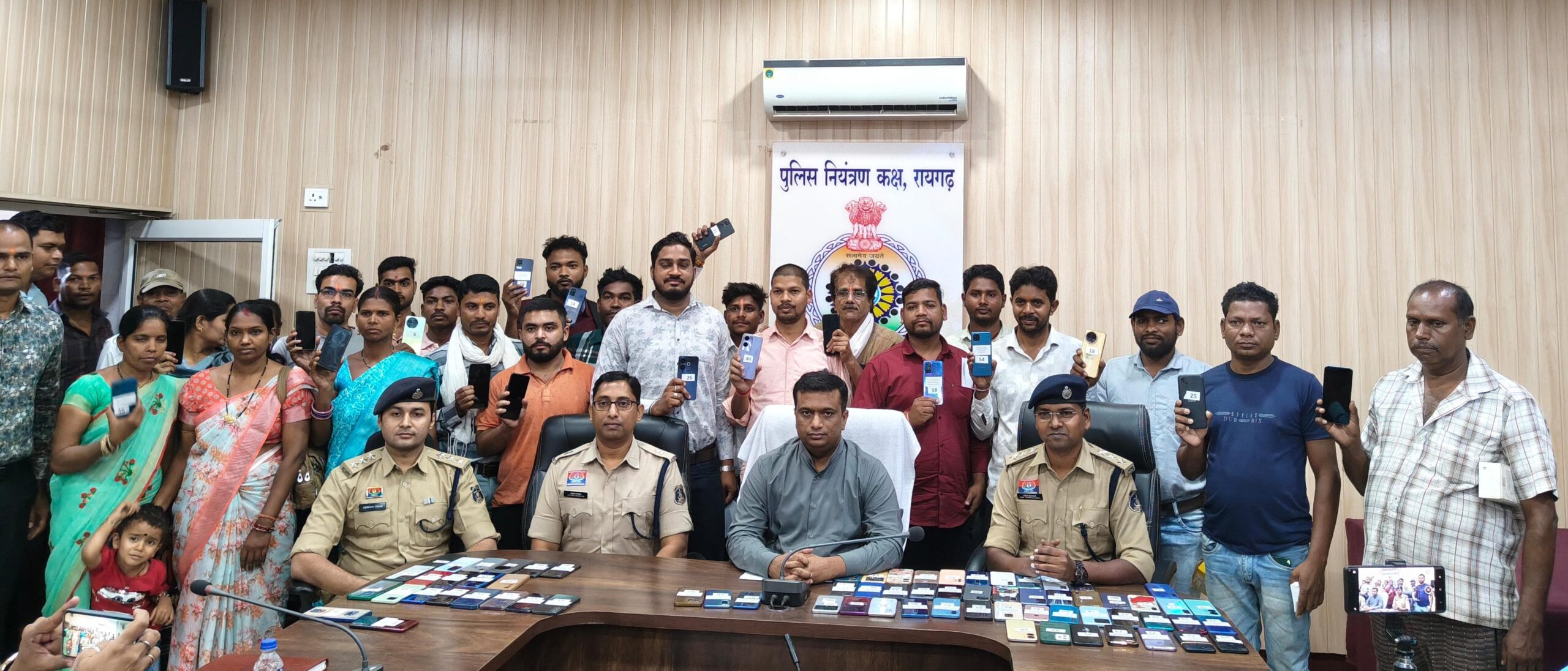 रायगढ़ साइबर सेल की बड़ी सफलता ; दो महीने में 101 गुमशुदा मोबाइल बरामद, अनुमानित कीमत 15 लाख रुपए…