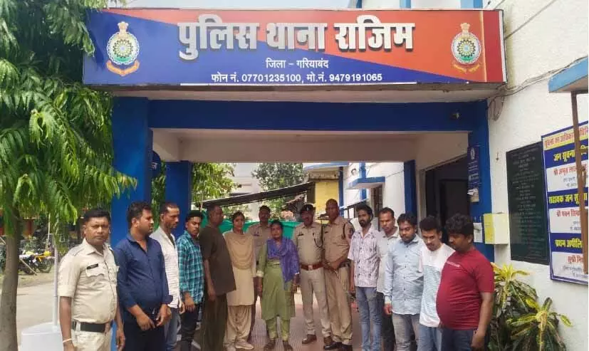 राजिम साइबर ठगी कांड : 7 बैंक खातों में 4.16 करोड़ की ठगी, मनी लॉन्ड्रिंग गिरोह का भंडाफोड़, 10 दलाल गिरफ्तार… राजिम साइबर ठगी कांड : 7 बैंक खातों में 4.16 करोड़ की ठगी, मनी लॉन्ड्रिंग गिरोह का भंडाफोड़, 10 दलाल गिरफ्तार…