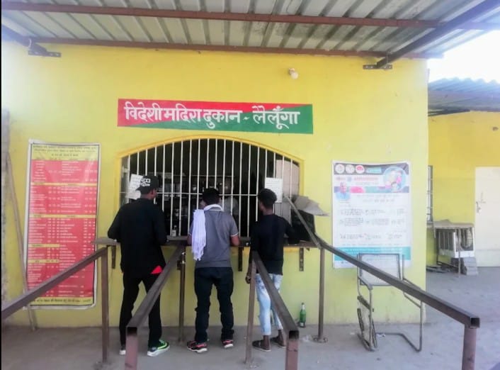 लैलूँगा का ‘अटल चौक’ बना ‘अंधेर चौक’, दारू, दादागीरी और डर का तांडव ; प्रशासन सो रहा, शराब माफिया इलाके पर कर रहे राज…