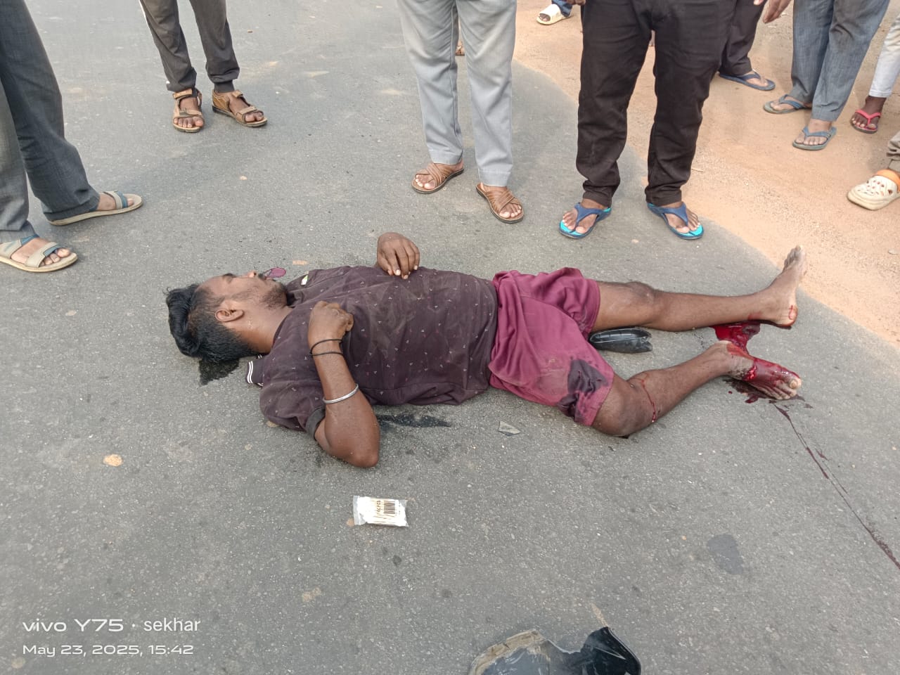 लैलूंगा में सिस्टम हुआ फेल – घायल तड़पता रहा सड़क पर, पत्रकार ने बचाई जान…!