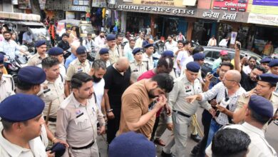 मेकाहारा बना रणभूमि : पत्रकारों पर बाउंसरों का हमला, वसीम बाबू पिस्तौल लहराते गिरफ्तार, राजधानी में मचा कोहराम…