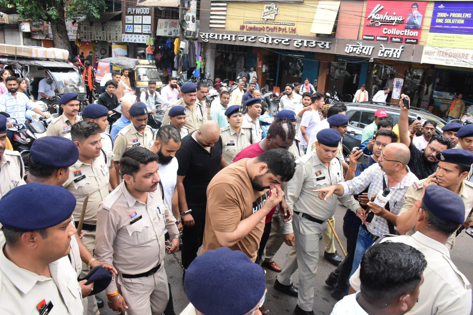 मेकाहारा बना रणभूमि : पत्रकारों पर बाउंसरों का हमला, वसीम बाबू पिस्तौल लहराते गिरफ्तार, राजधानी में मचा कोहराम… मेकाहारा बना रणभूमि : पत्रकारों पर बाउंसरों का हमला, वसीम बाबू पिस्तौल लहराते गिरफ्तार, राजधानी में मचा कोहराम…