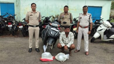 बिना नंबर स्कूटी से शराब की तस्करी : कोतरारोड़ पुलिस ने नाकेबंदी में आरोपी को दबोचा, 20 लीटर महुआ शराब, स्कुटी जब्त…