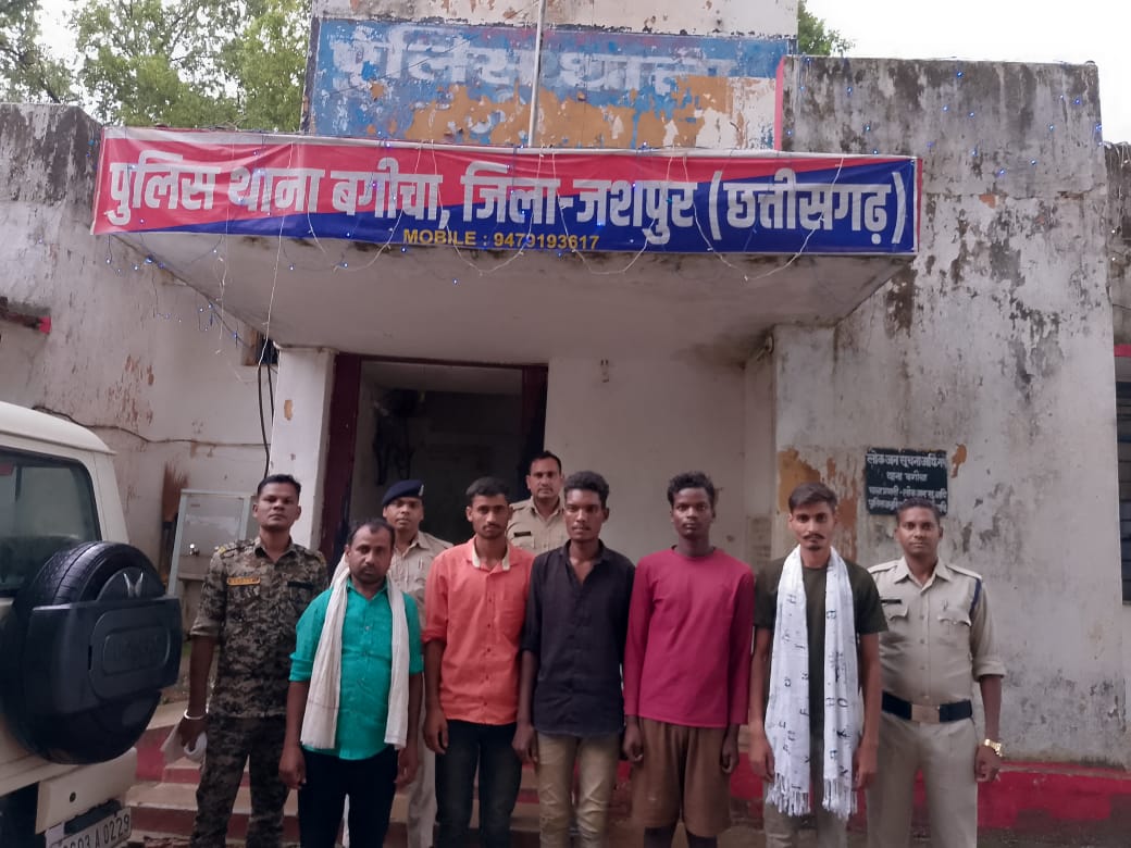 💣 महिलाओं की गरिमा से खेलना पड़ा महंगा ; पांच आरोपी पहुंचे सलाखों के पीछे…!