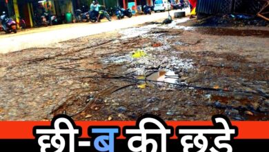 सड़क पर निकल आई लोहे की छड़े, यात्रियों की सुरक्षा पर संकट