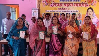 ओरमा में सरपंच के हाथों से आठ परिवार को मिला नया राशन कार्ड, हितग्राहियों में खुशी