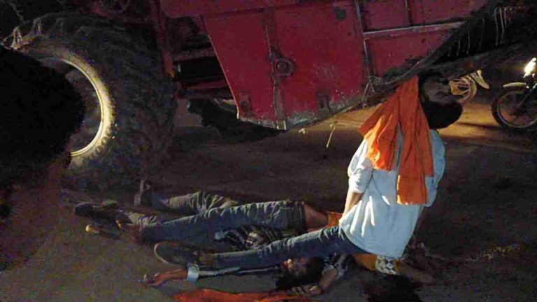 “सक्ती में सड़क पर मचा कहर: हार्वेस्टर ने रौंदी ज़िंदगी, तीन युवकों की मौके पर दर्दनाक मौत, लोहे के कटर में फंसे शव के चिथड़े…!” “सक्ती में सड़क पर मचा कहर: हार्वेस्टर ने रौंदी ज़िंदगी, तीन युवकों की मौके पर दर्दनाक मौत, लोहे के कटर में फंसे शव के चिथड़े…!”