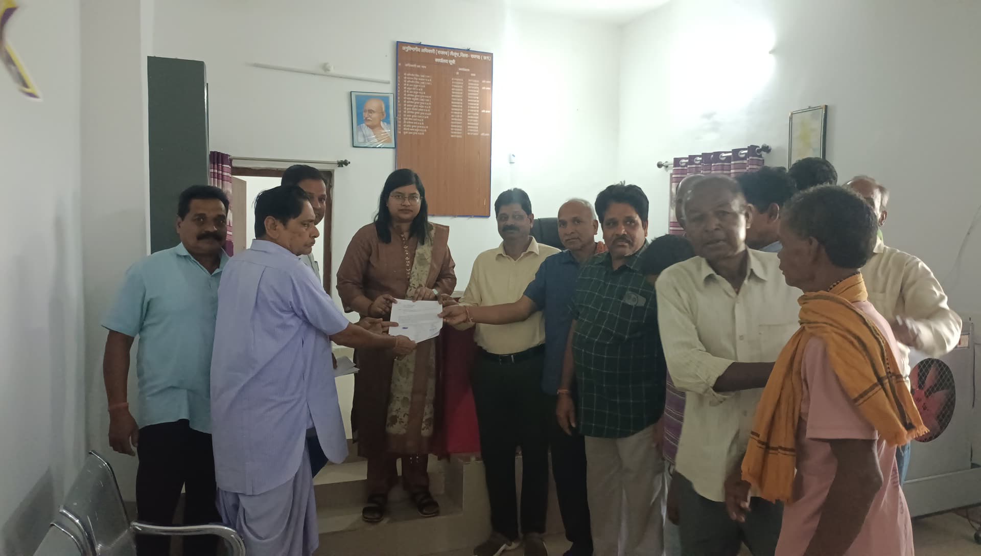 “लैलूंगा में शासकीय भूमि पर भू-माफिया का कब्जा! 100 साल पुराना रास्ता बेचने की साजिश, मोहल्लेवासी भड़के -SDM को सौंपा ज्ञापन…”