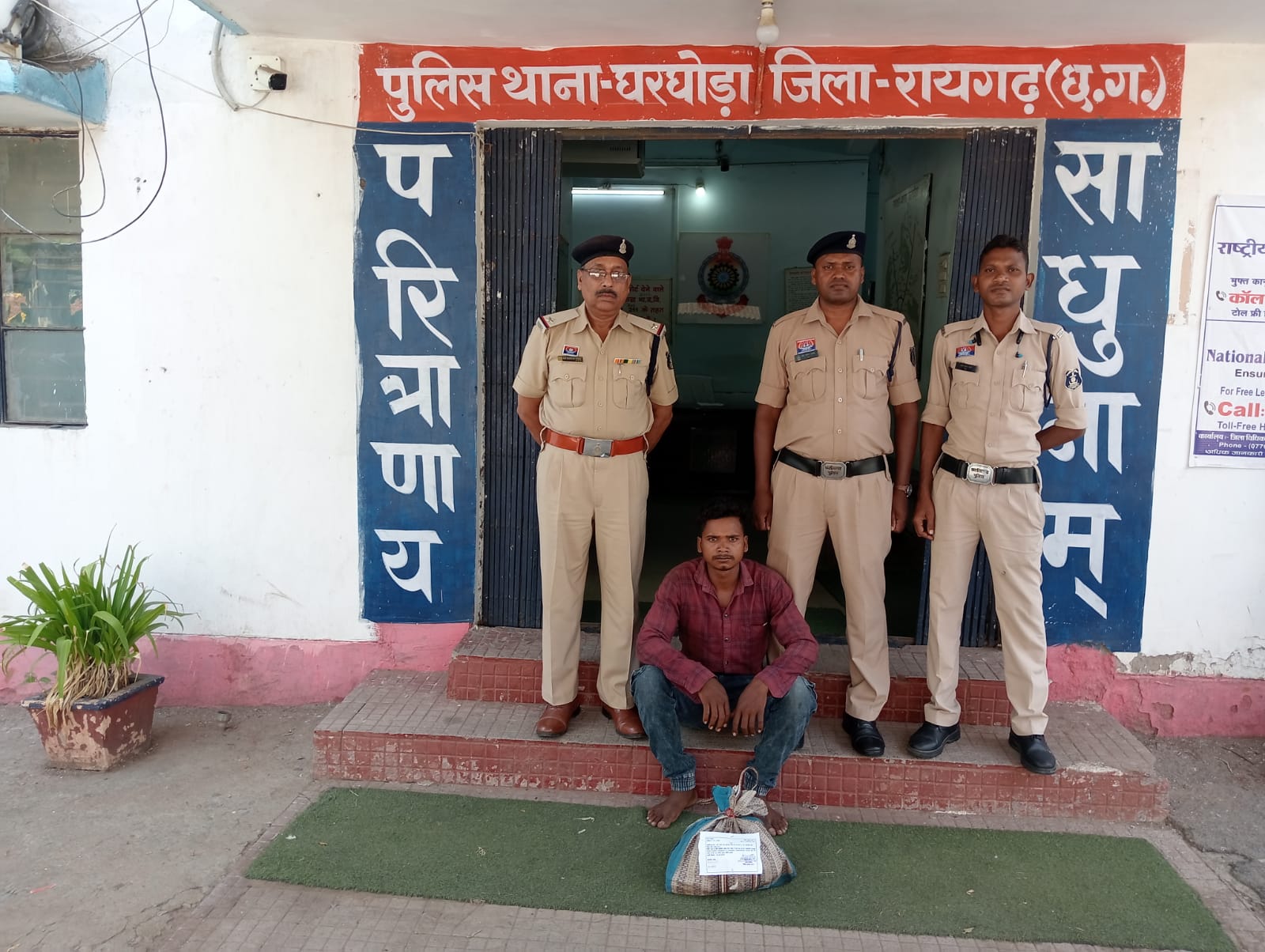 घरघोड़ा पुलिस ने नशीली सीरप के सौदागर को प्रतिंधित ONEREX सीरप के साथ रंगे हाथ दबोचा, NDPS एक्ट में भेजा जेल…