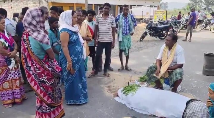 रायगढ़ : तमनार में ट्रेलर की टक्कर से युवक की मौत, सड़क पर बिछी लाश और सवालों से घिरी शासन की चुप्पी…