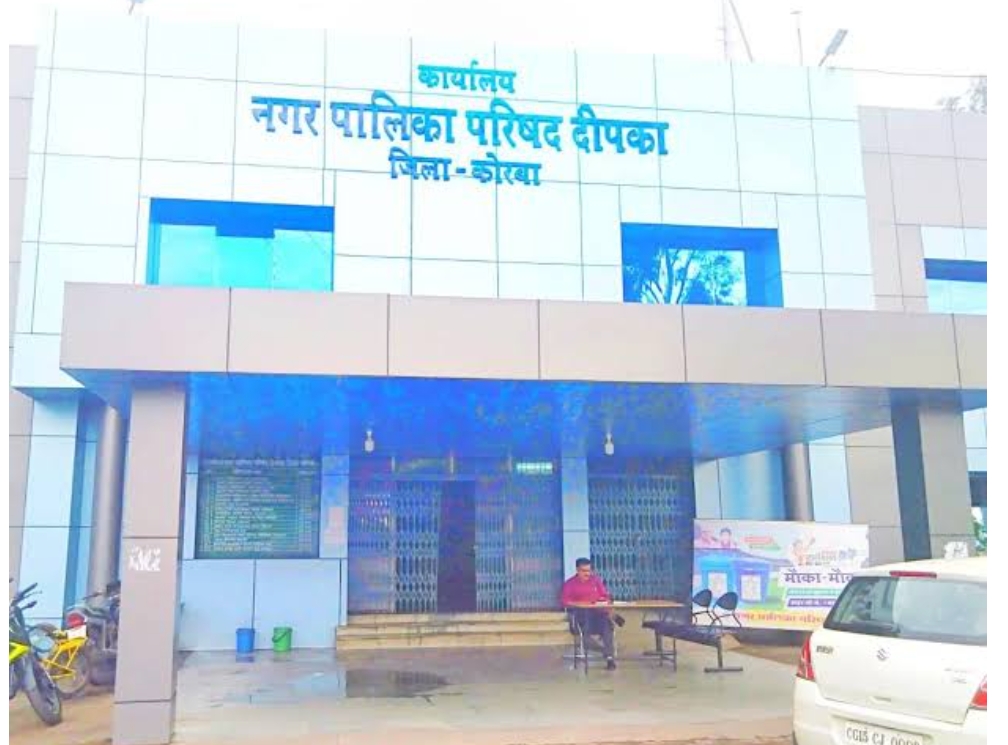 रेलवे की मनमानी पर दीपका नगर पालिका की सख्त कार्रवाई : बिना अनुमति ब्रिज निर्माण, पाइपलाइन टूटी, 50 लाख का जुर्माना…