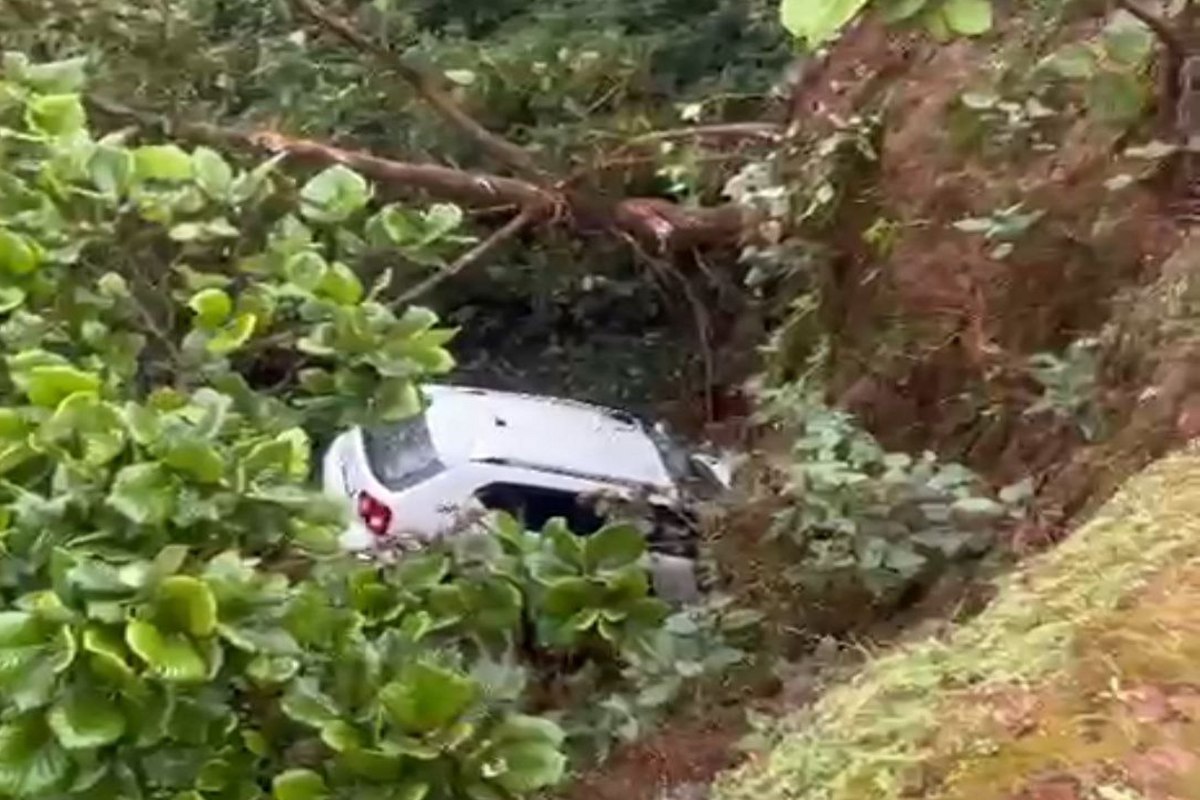 मेहता प्वाइंट बना ‘मौत का मोड़’ : सुरक्षा इंतज़ाम ज़ीरो, 30 फीट गहरी खाई में गिर गई युवकों की कार, दो गंभीर…