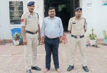 बीमा के नाम पर बुजुर्ग से 5 लाख की ठगी! फर्जी दस्तावेज थमाकर रकम डकार गया शातिर, रायपुर से गिरफ्तार…