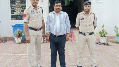 बीमा के नाम पर बुजुर्ग से 5 लाख की ठगी! फर्जी दस्तावेज थमाकर रकम डकार गया शातिर, रायपुर से गिरफ्तार…