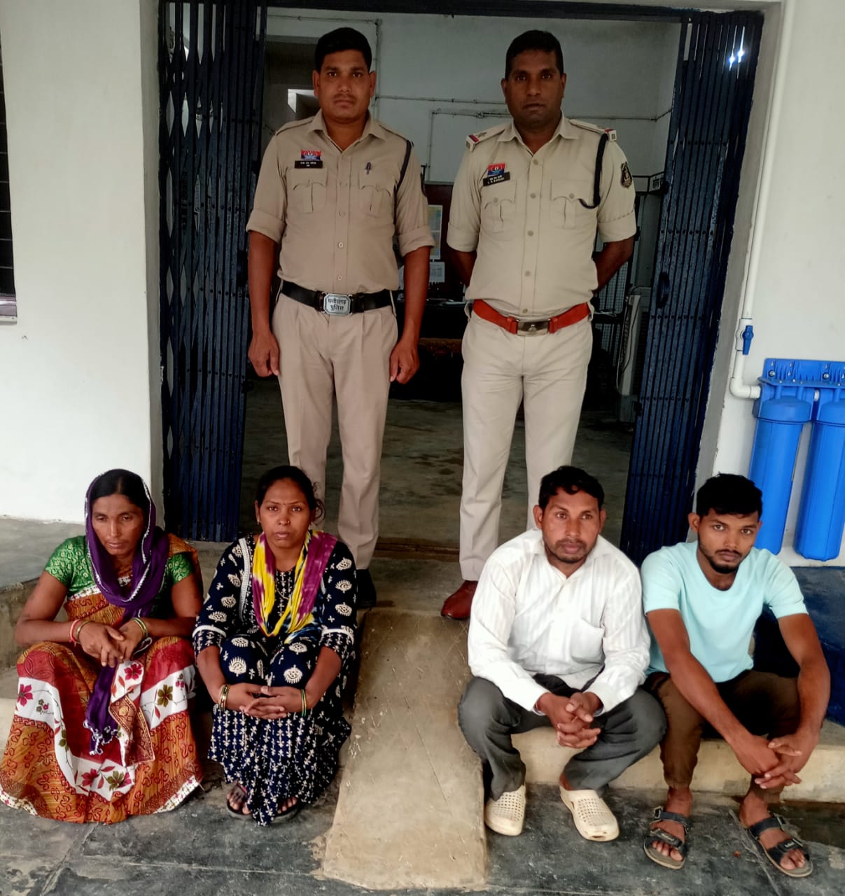 टांगी से किया जानलेवा हमला! जोबी पुलिस ने घरेलू रंजिश में हिंसक हमले के चार आरोपियों को भेजा जेल… टांगी से किया जानलेवा हमला! जोबी पुलिस ने घरेलू रंजिश में हिंसक हमले के चार आरोपियों को भेजा जेल…