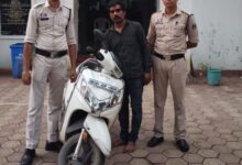 सीसीटीवी की चाकू जैसी नजरें, पुलिस की शिकारी फुर्ती — स्कूटी चोर चंद घंटों में गिरफ़्तार!…