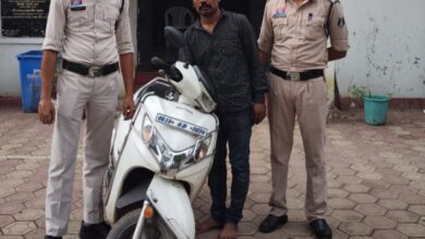 सीसीटीवी की चाकू जैसी नजरें, पुलिस की शिकारी फुर्ती — स्कूटी चोर चंद घंटों में गिरफ़्तार!…