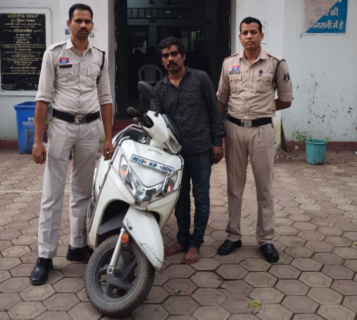 सीसीटीवी की चाकू जैसी नजरें, पुलिस की शिकारी फुर्ती — स्कूटी चोर चंद घंटों में गिरफ़्तार!… सीसीटीवी की चाकू जैसी नजरें, पुलिस की शिकारी फुर्ती — स्कूटी चोर चंद घंटों में गिरफ़्तार!…