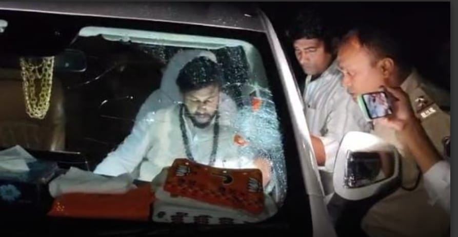 विधायक गुरु खुशवंत साहेब के काफिले पर हमला, भोइनाभाटा बायपास पर कार पर पथराव, शीशे चकनाचूर ; सतनामी समाज उग्र… विधायक गुरु खुशवंत साहेब के काफिले पर हमला, भोइनाभाटा बायपास पर कार पर पथराव, शीशे चकनाचूर ; सतनामी समाज उग्र…