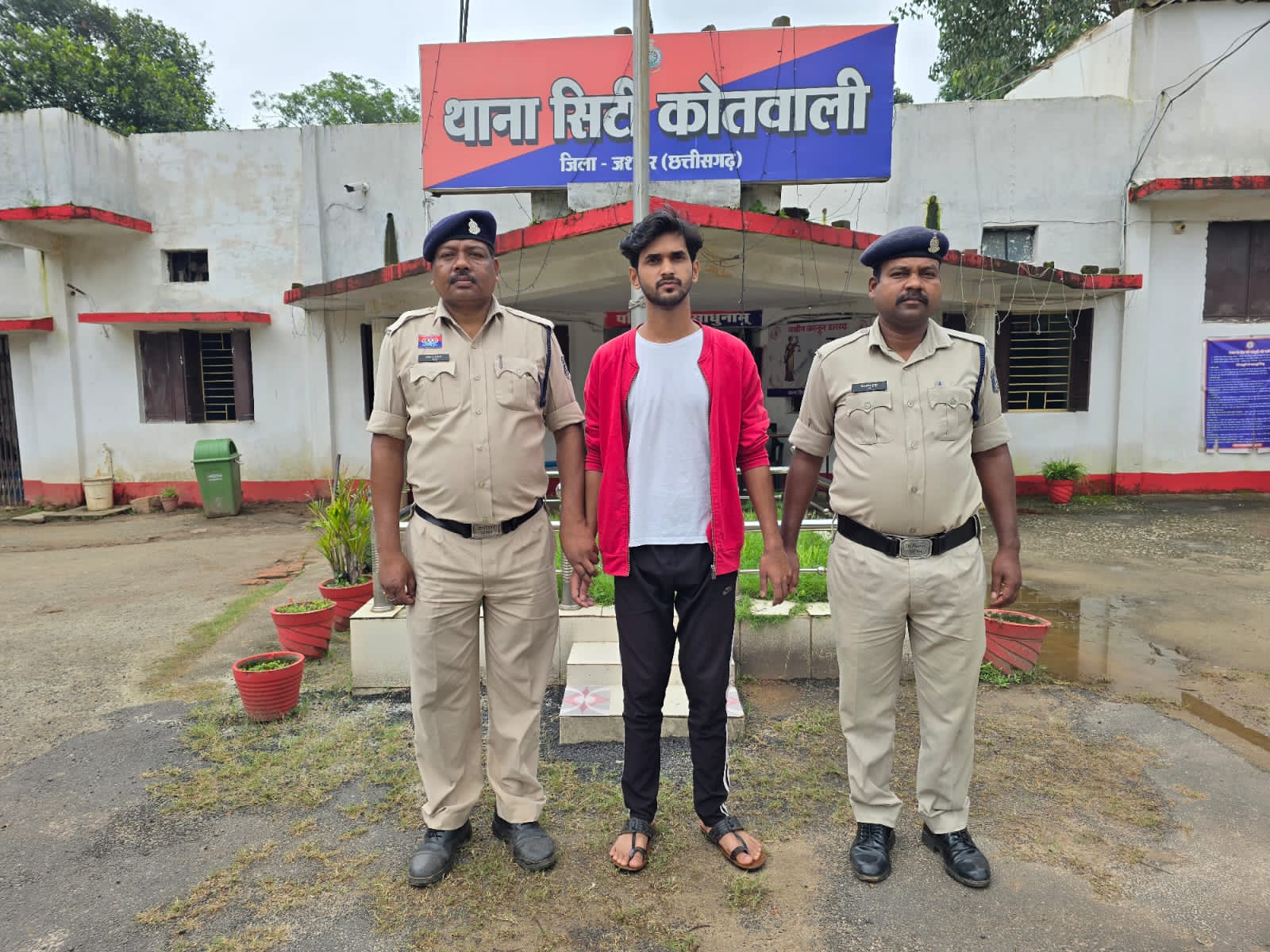 जशपुर पुलिस ने 24 घंटे में दुष्कर्म के आरोपी को किया गिरफ्तार, भेजा जेल… जशपुर पुलिस ने 24 घंटे में दुष्कर्म के आरोपी को किया गिरफ्तार, भेजा जेल…