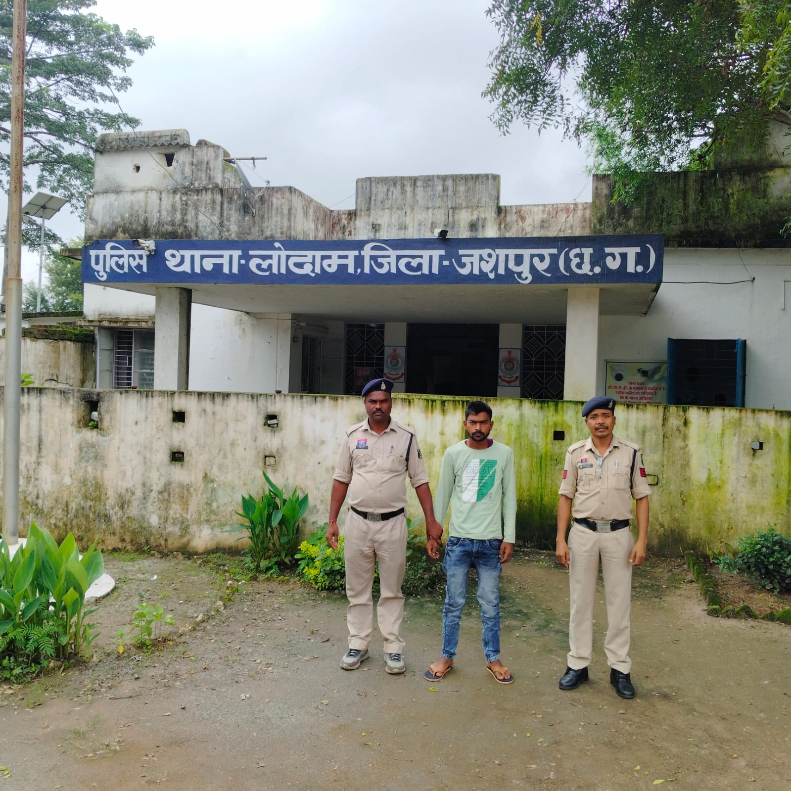 ऑपरेशन शंखनाद की गूंज : 70 किलोमीटर लंबी पीछा कर कुख्यात गौ-तस्कर महताब खान गिरफ्तार, बोलेरो से गौ-वंश तस्करी की बड़ी साजिश नाकाम… ऑपरेशन शंखनाद की गूंज : 70 किलोमीटर लंबी पीछा कर कुख्यात गौ-तस्कर महताब खान गिरफ्तार, बोलेरो से गौ-वंश तस्करी की बड़ी साजिश नाकाम…