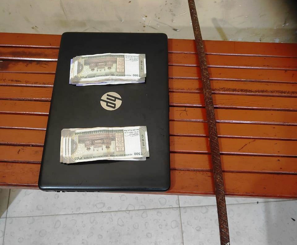 शादी में गए परिवार के सूने घर को बनाया निशाना, चक्रधरनगर पुलिस ने तीन चोरों को धर दबोचा, नकदी व लैपटॉप समेत लाखों का सामान बरामद…