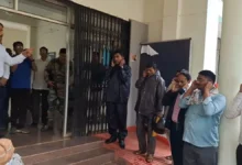 कलेक्टर की ‘क्लास’: कबीरधाम में लापरवाह कर्मचारियों से सार्वजनिक माफी, कान पकड़वाकर उठक-बैठक :…