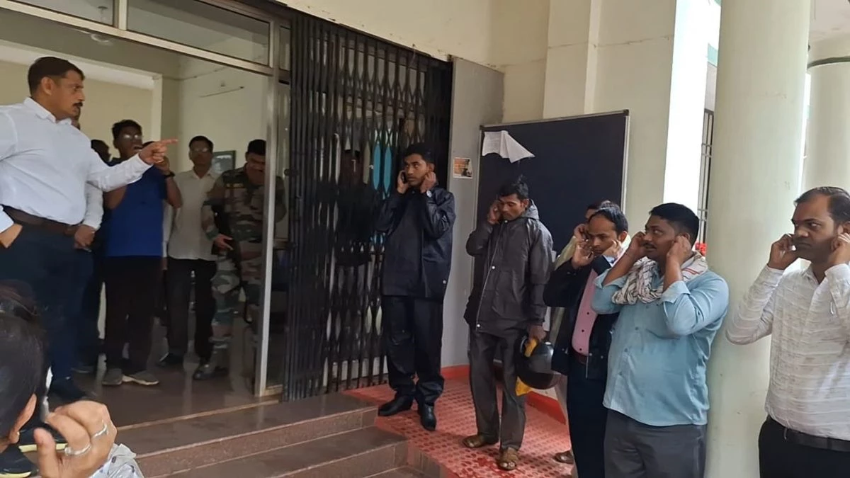 कलेक्टर की ‘क्लास’: कबीरधाम में लापरवाह कर्मचारियों से सार्वजनिक माफी, कान पकड़वाकर उठक-बैठक :…