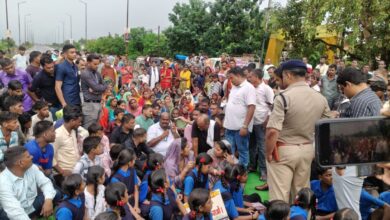 जनता पर FIR, अफसरों को इनाम : सड़क मांगी तो मुकदमा मिला!…