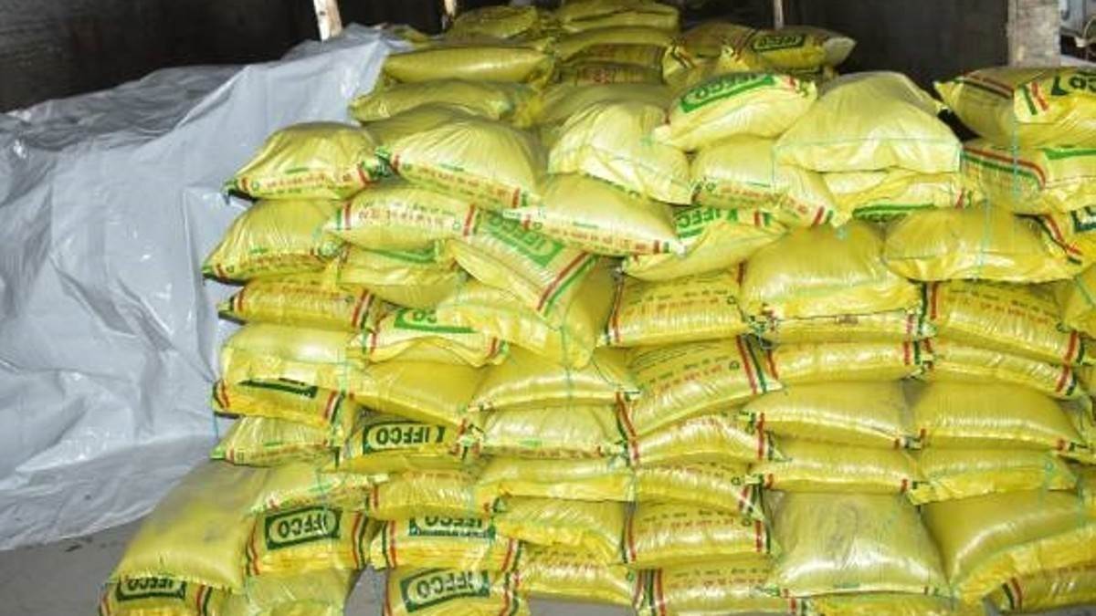 यूरिया संकट में किसानों की नींद हराम, पीओएस में स्टॉक फिर भी गोदाम खाली – उर्वरक व्यापारी पर गिरी गाज… यूरिया संकट में किसानों की नींद हराम, पीओएस में स्टॉक फिर भी गोदाम खाली – उर्वरक व्यापारी पर गिरी गाज…