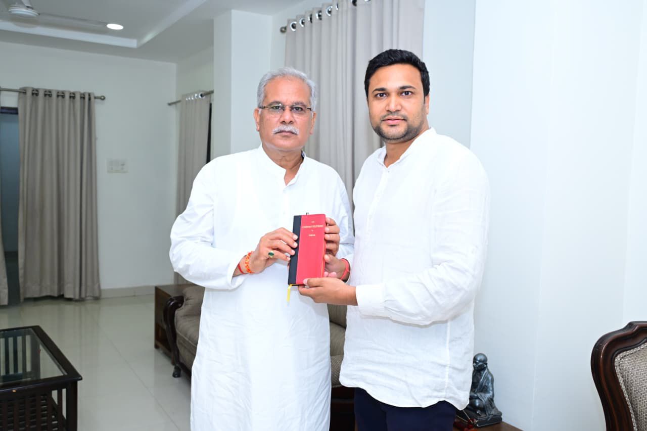 रायपुर से बड़ी खबर : कुनकुरी नगर अध्यक्ष विनयशील ने भूपेश बघेल को संविधान की किताब भेंट कर दी शुभकामनाएं, जशपुर की बदहाली पर आधे घंटे तक खोला सरकार का पोलखोल खाता… रायपुर से बड़ी खबर : कुनकुरी नगर अध्यक्ष विनयशील ने भूपेश बघेल को संविधान की किताब भेंट कर दी शुभकामनाएं, जशपुर की बदहाली पर आधे घंटे तक खोला सरकार का पोलखोल खाता…