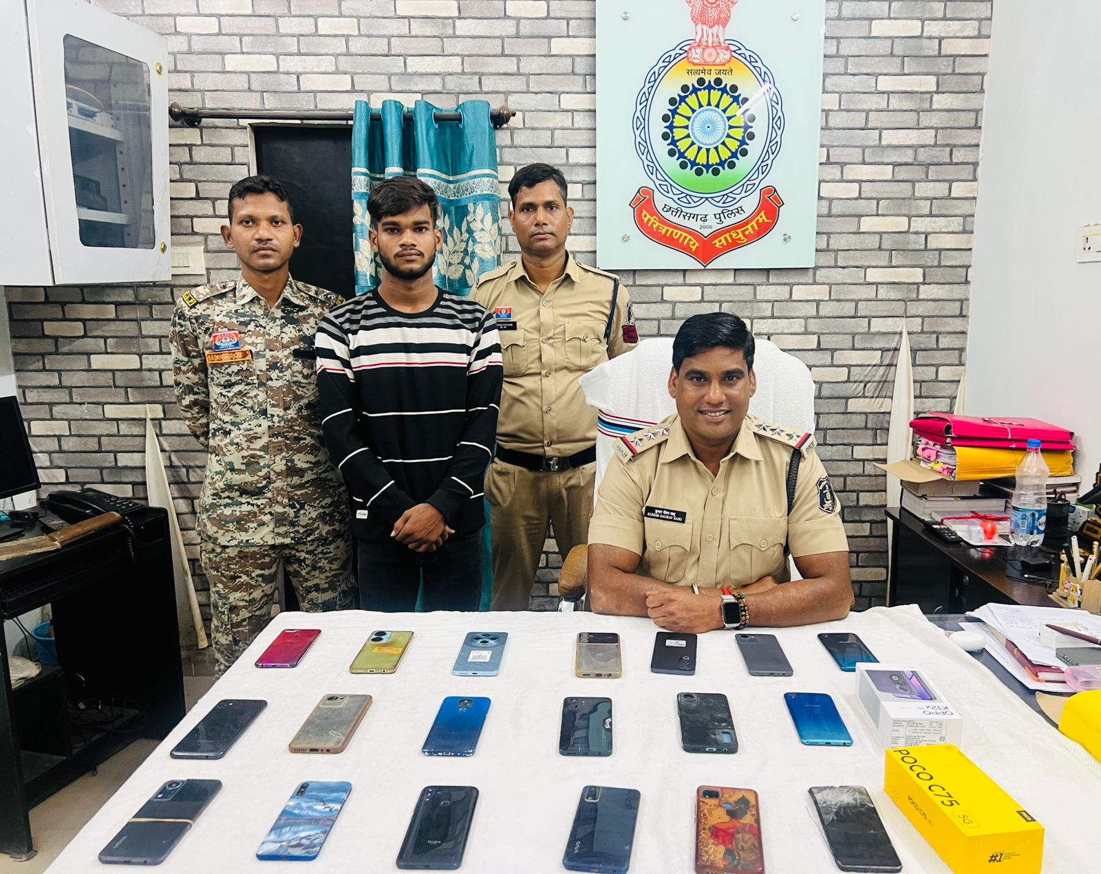 घरघोड़ा पुलिस का बड़ा खुलासा –  मोबाइल चोरी गिरोह धराया, रायगढ़ के दो मोबाइल दुकानदार गिरफ्तार पर सवाल अब भी बाकी…