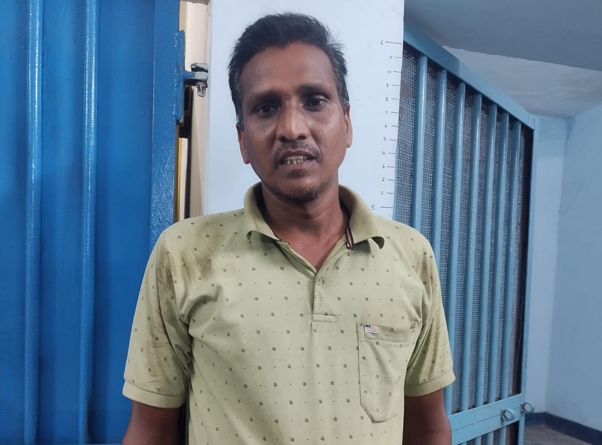 छह साल में 16वीं बार शराब के साथ पकड़ा गया आरोपी, कोतरारोड़ पुलिस की बड़ी कार्रवाई… छह साल में 16वीं बार शराब के साथ पकड़ा गया आरोपी, कोतरारोड़ पुलिस की बड़ी कार्रवाई…