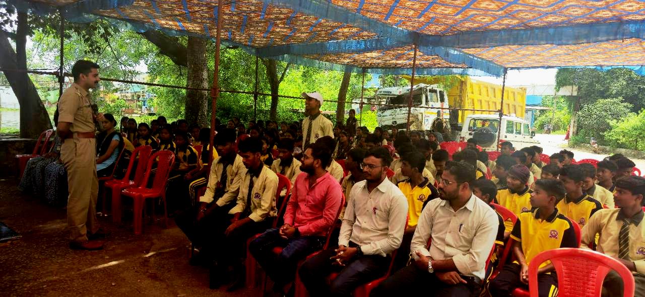 पुसौर पुलिस के समन्वय कार्यक्रम में सीएसपी मयंक मिश्रा ने छात्रों को दी कानूनी जानकारी, थाने का किया अर्धवार्षिक निरीक्षण… पुसौर पुलिस के समन्वय कार्यक्रम में सीएसपी मयंक मिश्रा ने छात्रों को दी कानूनी जानकारी, थाने का किया अर्धवार्षिक निरीक्षण…