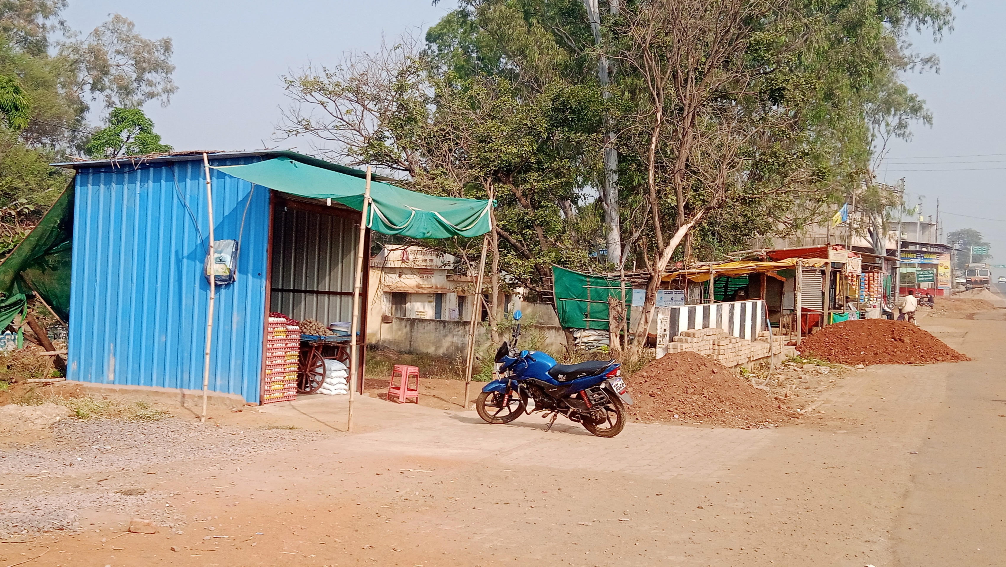 एनएच 930 के किनारे अवैध कब्जा