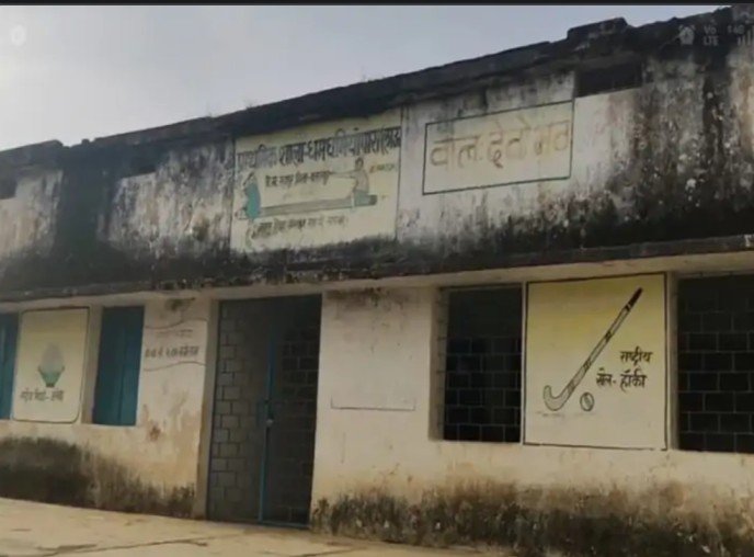 बाल अधिकारों पर हमला : बलरामपुर में प्राइमरी स्कूल टीचर ने तीन छात्राओं को डंडे से पीटा, 11 साल की कोरवा छात्रा घायल – डीईओ ने आरोपी शिक्षिका को किया सस्पेंड… बाल अधिकारों पर हमला : बलरामपुर में प्राइमरी स्कूल टीचर ने तीन छात्राओं को डंडे से पीटा, 11 साल की कोरवा छात्रा घायल – डीईओ ने आरोपी शिक्षिका को किया सस्पेंड…