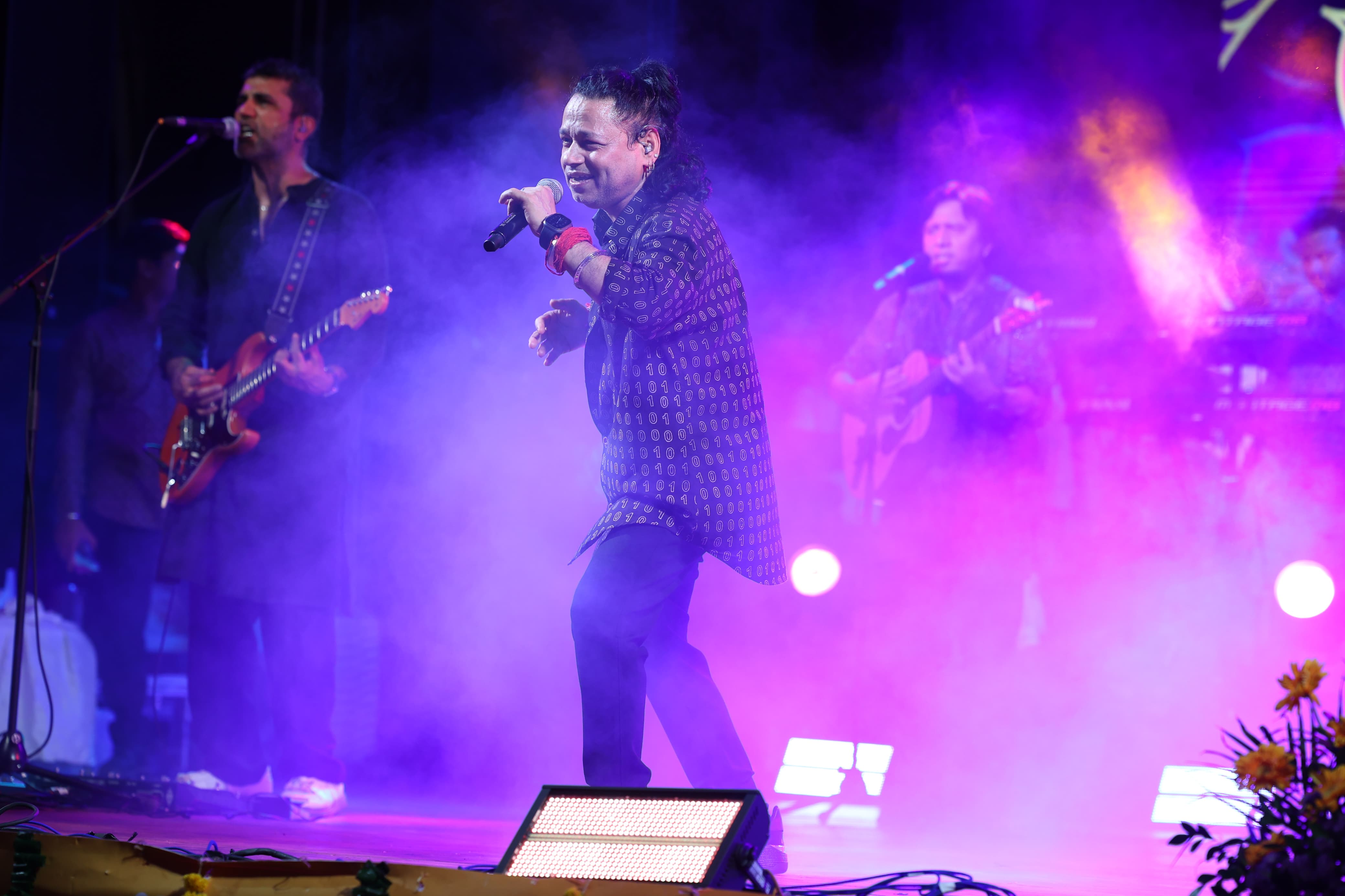 चक्रधर समारोह 2025 : पद्मश्री कैलाश खेर और बैंड कैलासा की प्रस्तुति ने रचा इतिहास, सूफियाना रंग और लोकधुनों की गूंज में झूम उठा रायगढ़… चक्रधर समारोह 2025 : पद्मश्री कैलाश खेर और बैंड कैलासा की प्रस्तुति ने रचा इतिहास, सूफियाना रंग और लोकधुनों की गूंज में झूम उठा रायगढ़…