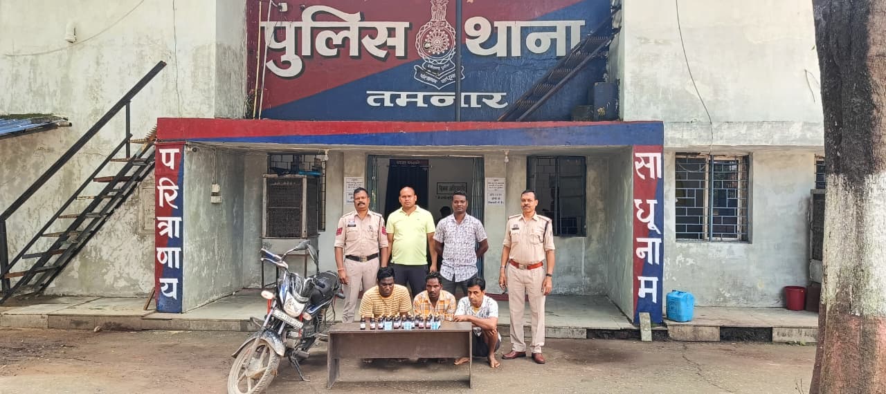 तमनार पुलिस का बड़ा एक्शन : कोडीन सिरप और नशीली दवाओं के साथ तीन तस्कर गिरफ्तार, 1 लाख से अधिक की खेप जब्त तमनार पुलिस का बड़ा एक्शन : कोडीन सिरप और नशीली दवाओं के साथ तीन तस्कर गिरफ्तार, 1 लाख से अधिक की खेप जब्त