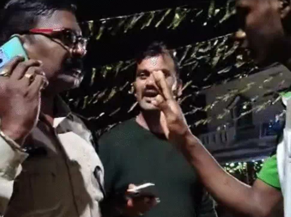 दुर्ग में धार्मिक प्रतीक को लेकर बवाल : आर्मी जवान की मां ने पुलिस पर लगाया जबरन झंडा उतरवाने और बदसलूकी का आरोप… दुर्ग में धार्मिक प्रतीक को लेकर बवाल : आर्मी जवान की मां ने पुलिस पर लगाया जबरन झंडा उतरवाने और बदसलूकी का आरोप…