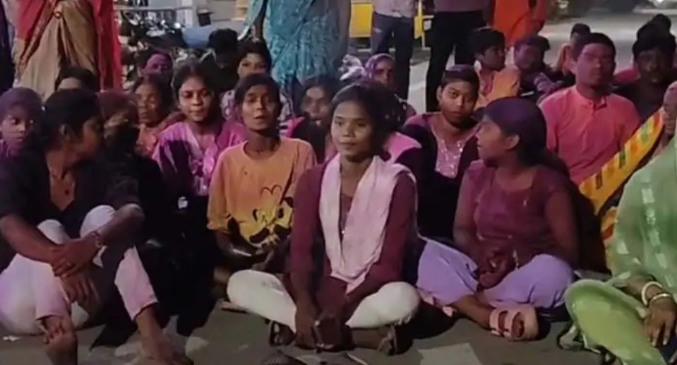 रायगढ़ में गणेश विसर्जन पर बवाल : पुलिस पर महिलाओं से मारपीट का आरोप, ग्रामीणों ने थाने का किया घेराव… रायगढ़ में गणेश विसर्जन पर बवाल : पुलिस पर महिलाओं से मारपीट का आरोप, ग्रामीणों ने थाने का किया घेराव…