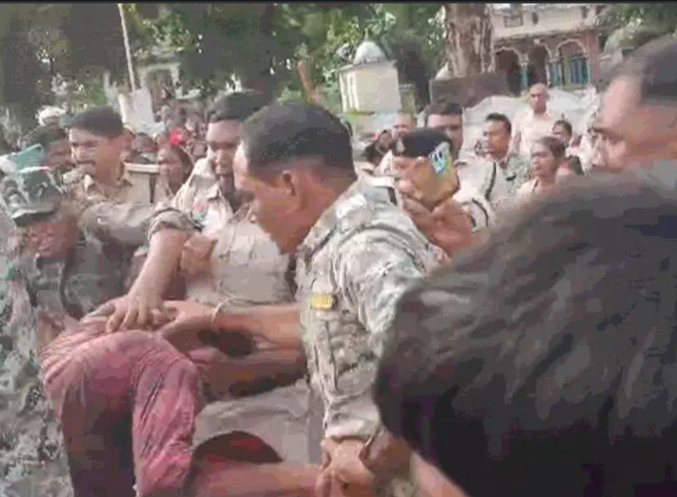 कवर्धा के कामठी में मंदिर विवाद भड़का : पंडाल तोड़ने पर टकराव, लाठीचार्ज में 40 से ज्यादा घायल… कवर्धा के कामठी में मंदिर विवाद भड़का : पंडाल तोड़ने पर टकराव, लाठीचार्ज में 40 से ज्यादा घायल…